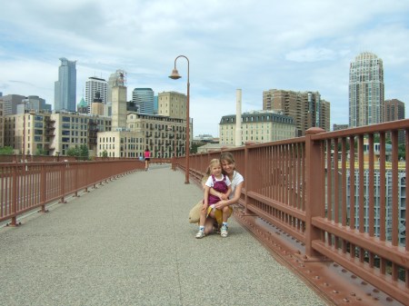 Auf der Stone Arch Bridge in Downtown