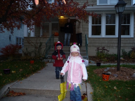 Und dann: auf geht’s zum Trick or Treat. Bei Drew von nebenan gab es selbstgebrautes Bier für Klaus.